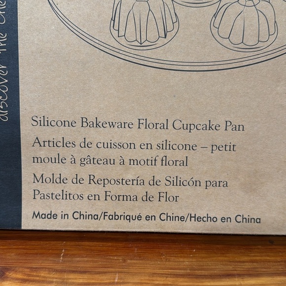 NIB The Pampered Chef Silicone Bakeware Floral Cupcake Pan - Picture 2 of 4